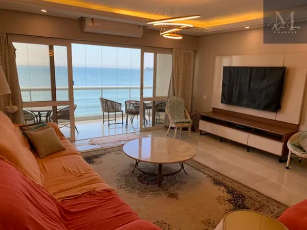 Vista panorâmica para o Mar. Com 240m2 útil. Reformado e Climatizado. 03 Suítes 01 vaga. Ótimos móveis e armários planejados.