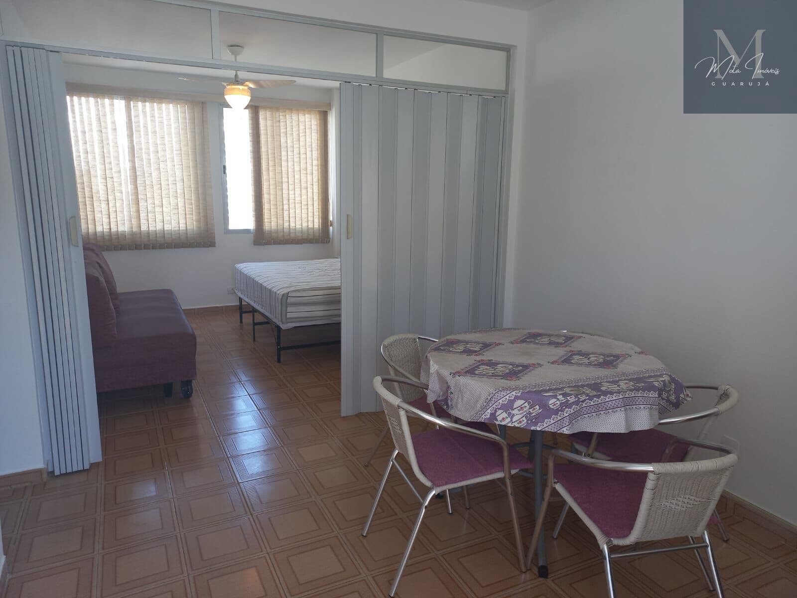 Na quadra sentido praia. Reformado. 02 Dormitórios. Região Nobre próximo ao Restaurante Avelino´s.