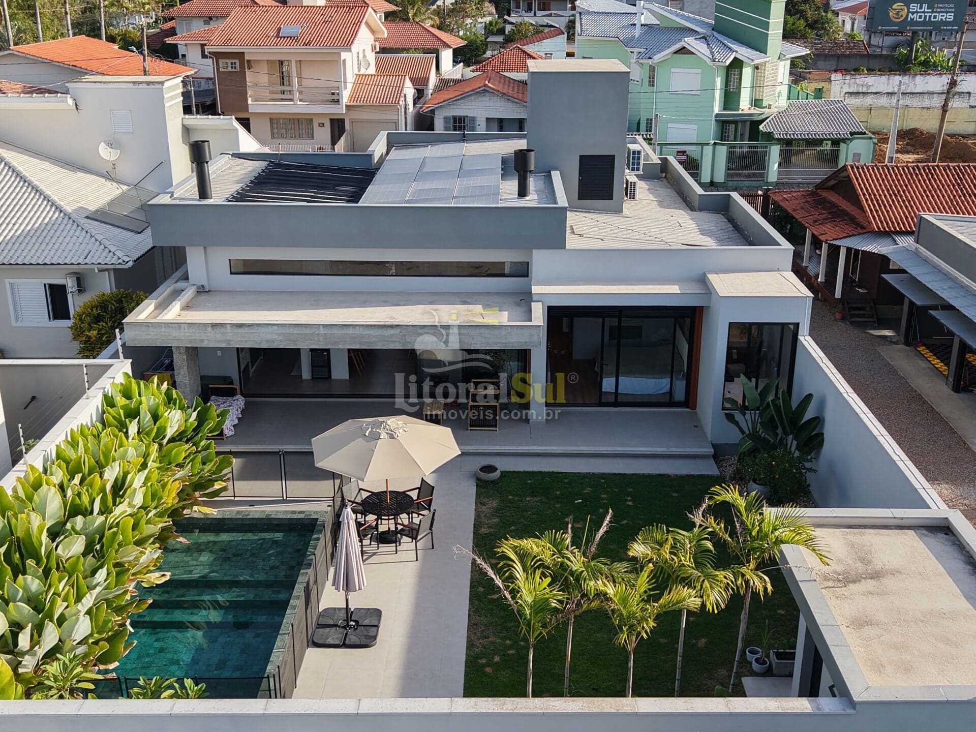 Residência de alto padrão à venda com 3 suítes e piscina aquecida