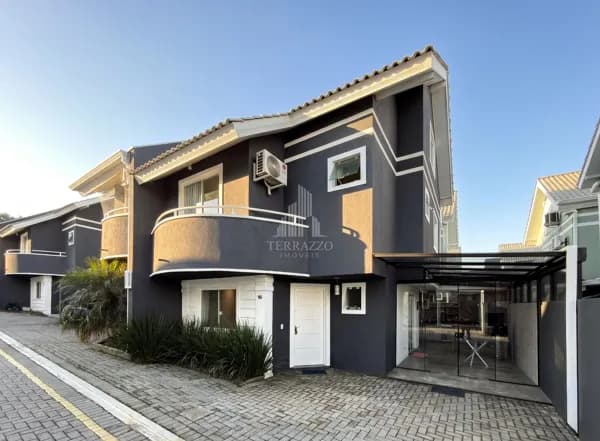 Sobrado em Condomínio Fechado com Suíte Master, Espaço Gourmet e Excelente Localização- Alto Boqueirão- Curitiba- PR.