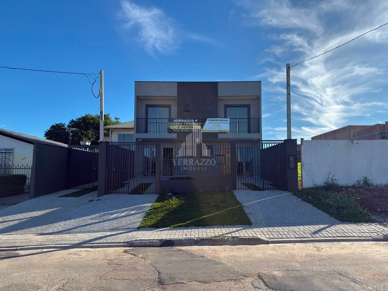Sobrado à Venda – 03 quartos sendo 01 suite - Frente para a Rua- Pinheirinho- Curitiba- PR