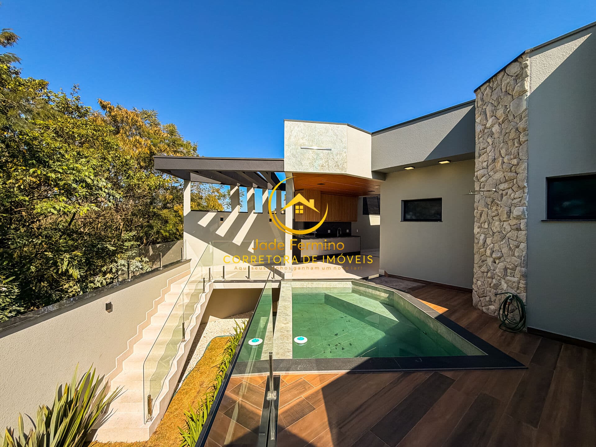 CASA DE ALTO PADRÃO COM PISCINA AQUECIDA E FUNDO PARA ÁREA VERDE
