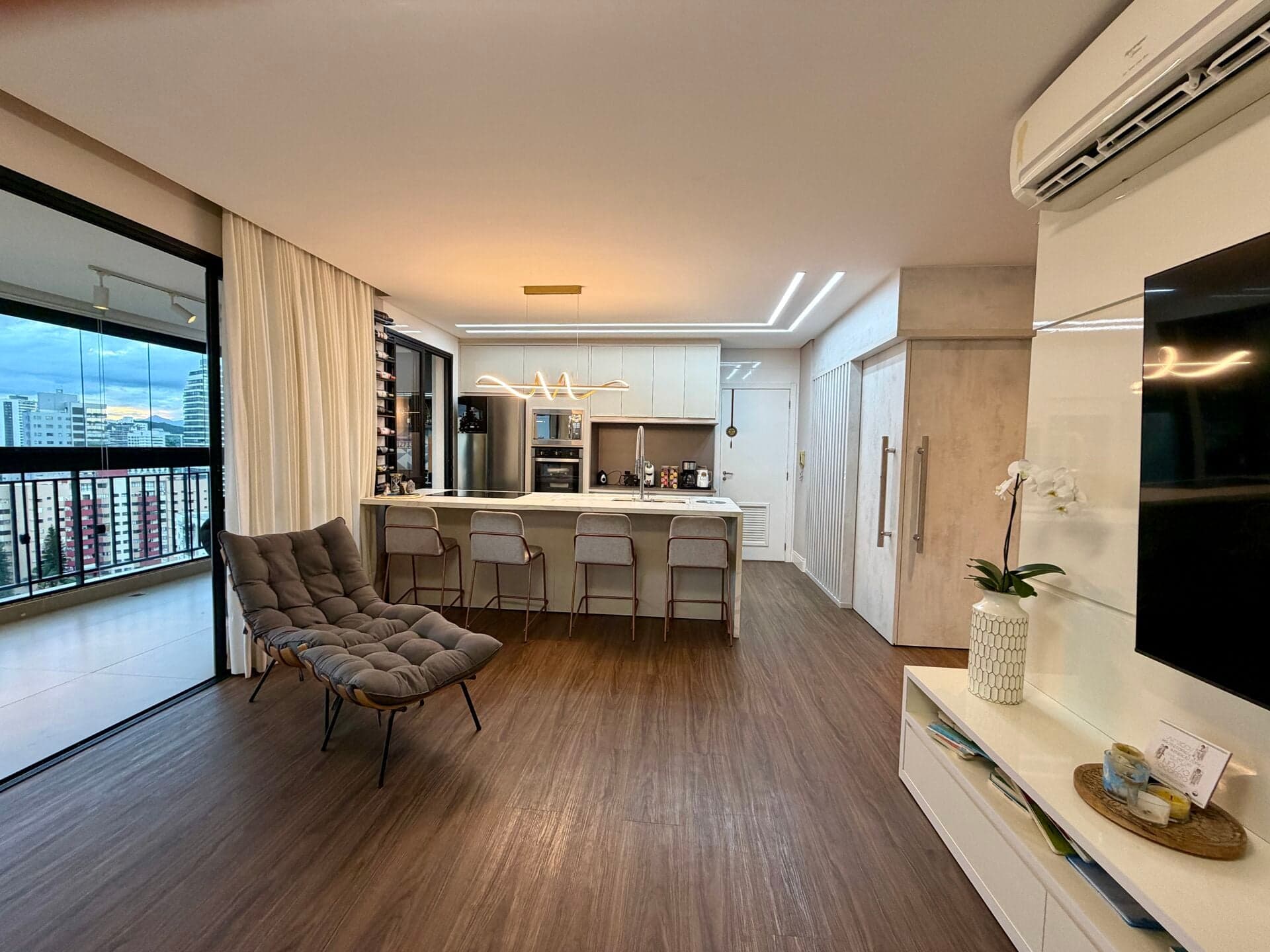 More em home club alto padrão, no centro de Joinville Apartamento em andar alto, com vista livre para o por do sol