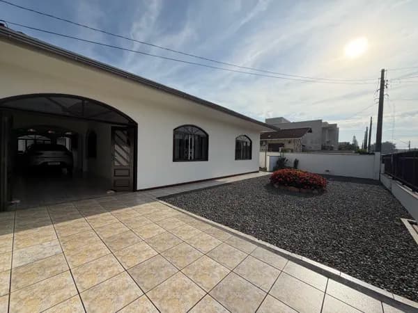 Casa Plana, com ótimo espaço de terreno