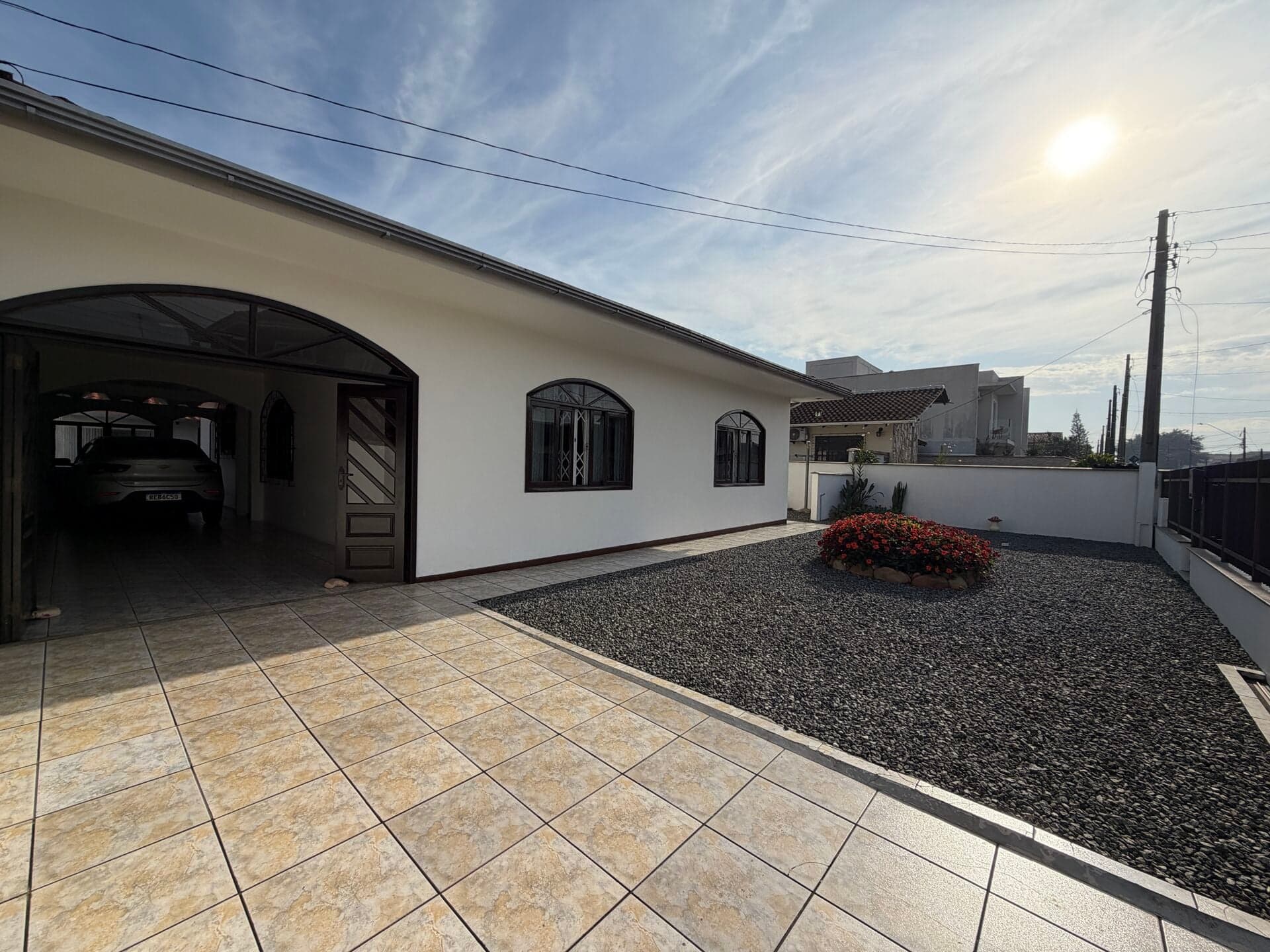 Casa Plana, com ótimo espaço de terreno