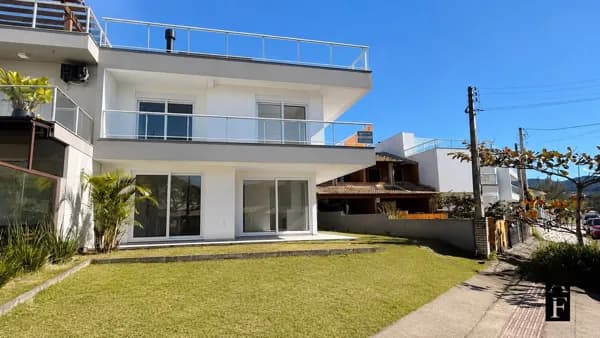 Linda Casa Próxima do Mar de Garopaba