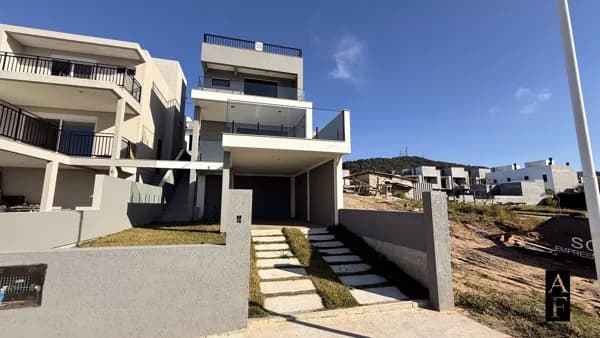 Casa com Terraço e Garagem Coberta