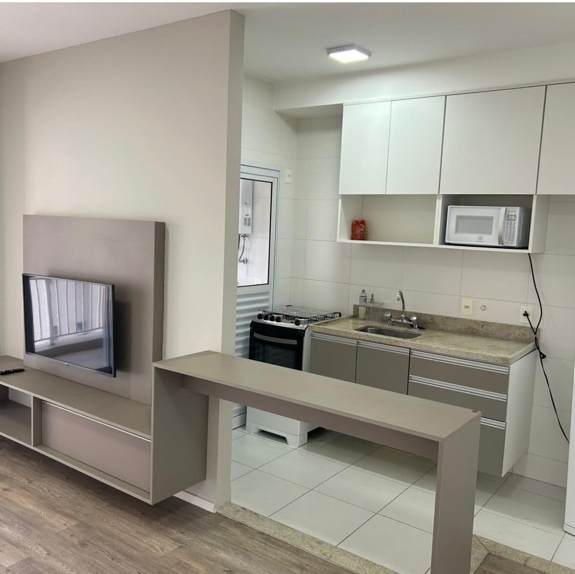 Apartamento 50m² com 1 Dormitório, Móveis Planejados e TV – Barueri/SP