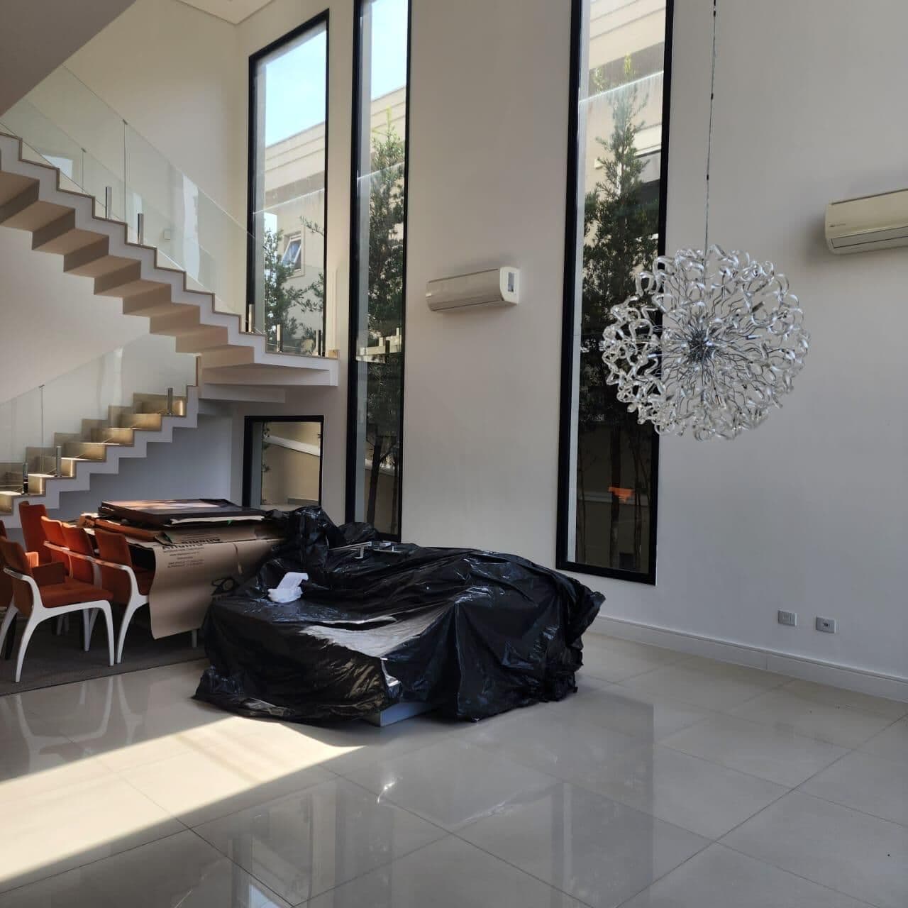 Casa à venda com 440m², 4 quartos sendo 4 suítes.