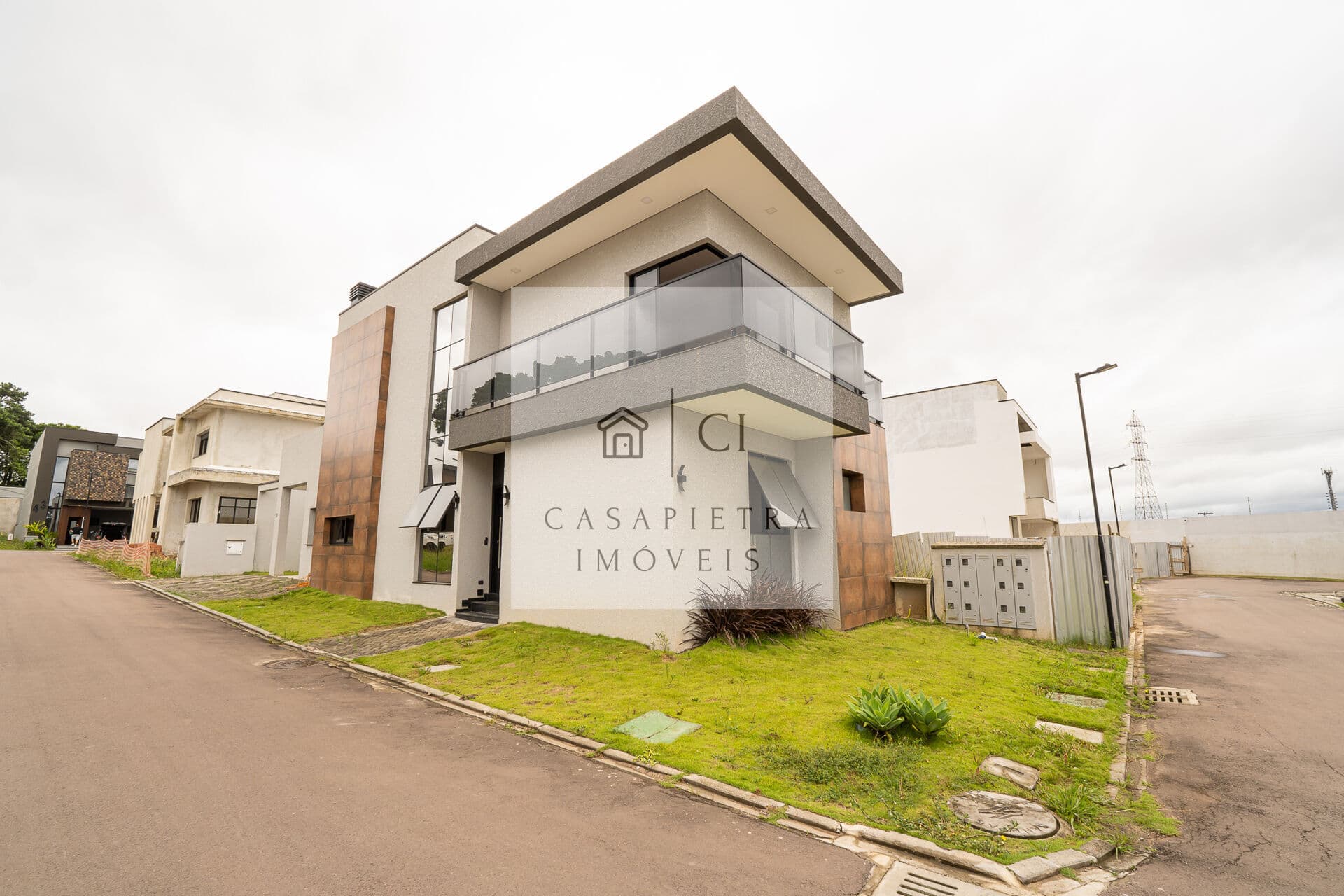Sobrado em Condomínio 3 suítes SJ dos Pinhais 189m2