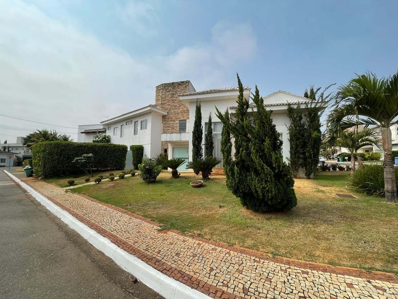 Casa de Esquina no Condomínio Jardins Madri - 5 suítes - 341m²