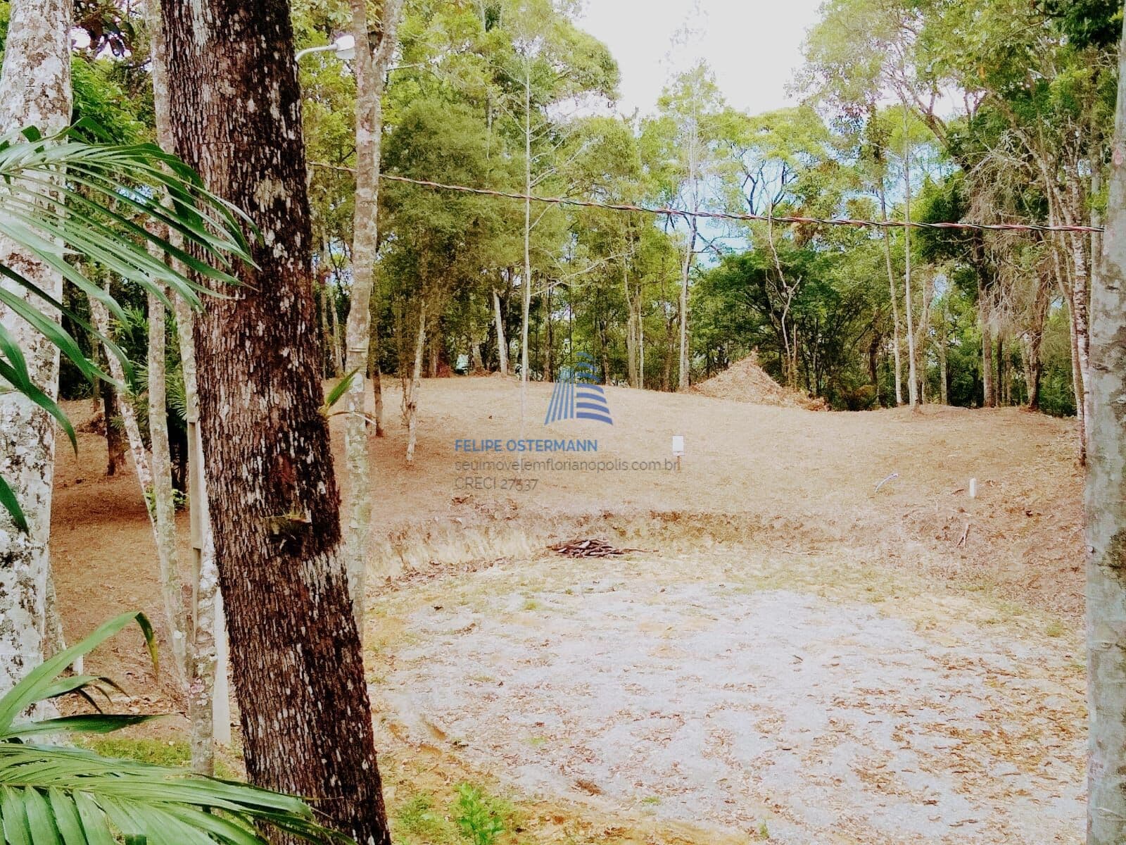 Terreno em Condomínio Fechado, plano pronto para construir, com área de lazer e lago para pescaria!