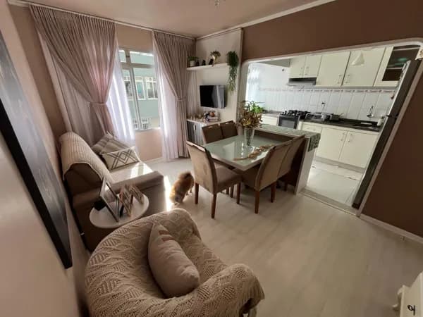 Apartamento Padrão de 3 dormitórios, 1 suíte, lavabo, reformado,bom de sol, ventilado e iluminado, 1 vaga de garagem- Trindade/Fpolis