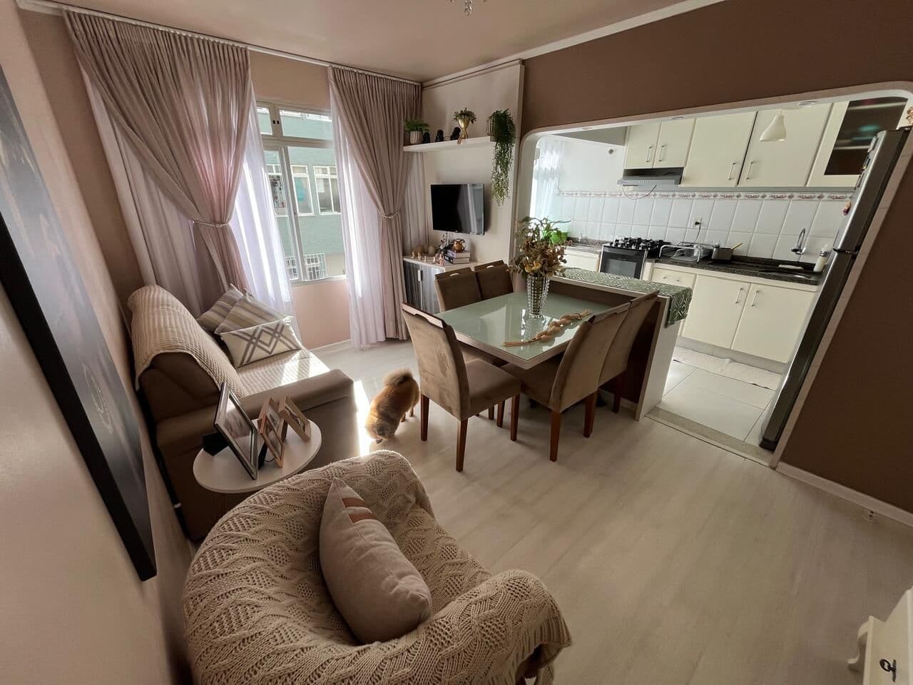 Apartamento Padrão de 3 dormitórios, 1 suíte, lavabo, reformado,bom de sol, ventilado e iluminado, 1 vaga de garagem- Trindade/Fpolis
