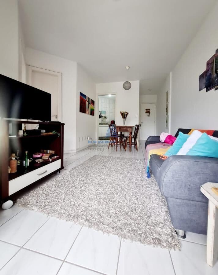 Apartamento de 1 dormitório, sacada com churrasqueira e 1 vaga coberta, Saco Grande, Florianópolis