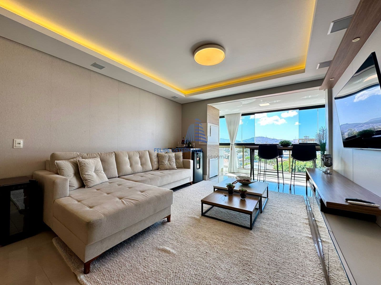 Apartamento de Luxo, 3 dormitórios, suíte, sacada, 2 vagas de garagem, todo reformado e mobiliado
