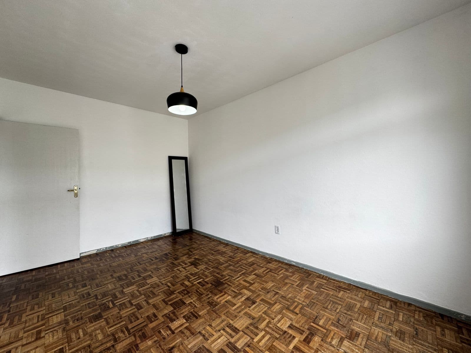 Apartamento Padrão de 2 dormitórios, bom de sol, ventilado e iluminado, 1 vaga de garagem- Trindade/Fpolis
