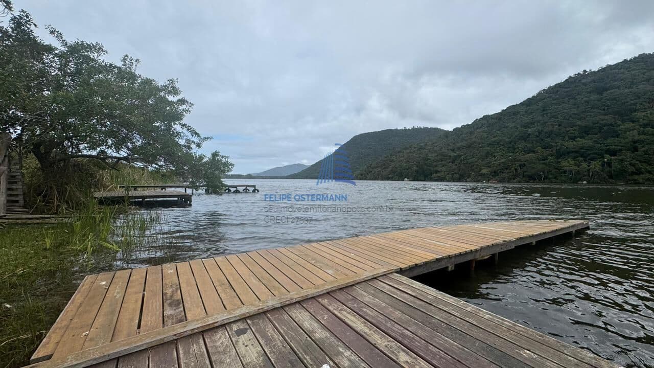 Terreno em Condomínio com 1050 m2, Frente para a Lagoa, Florianópolis/SC