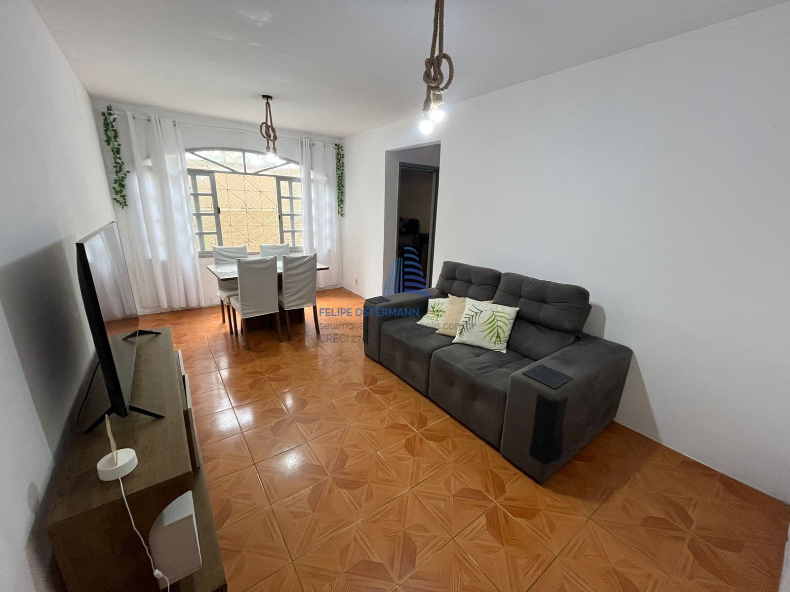 Oportunidade na Trindade, 2 dormitórios, prédio com elevador, local plano.