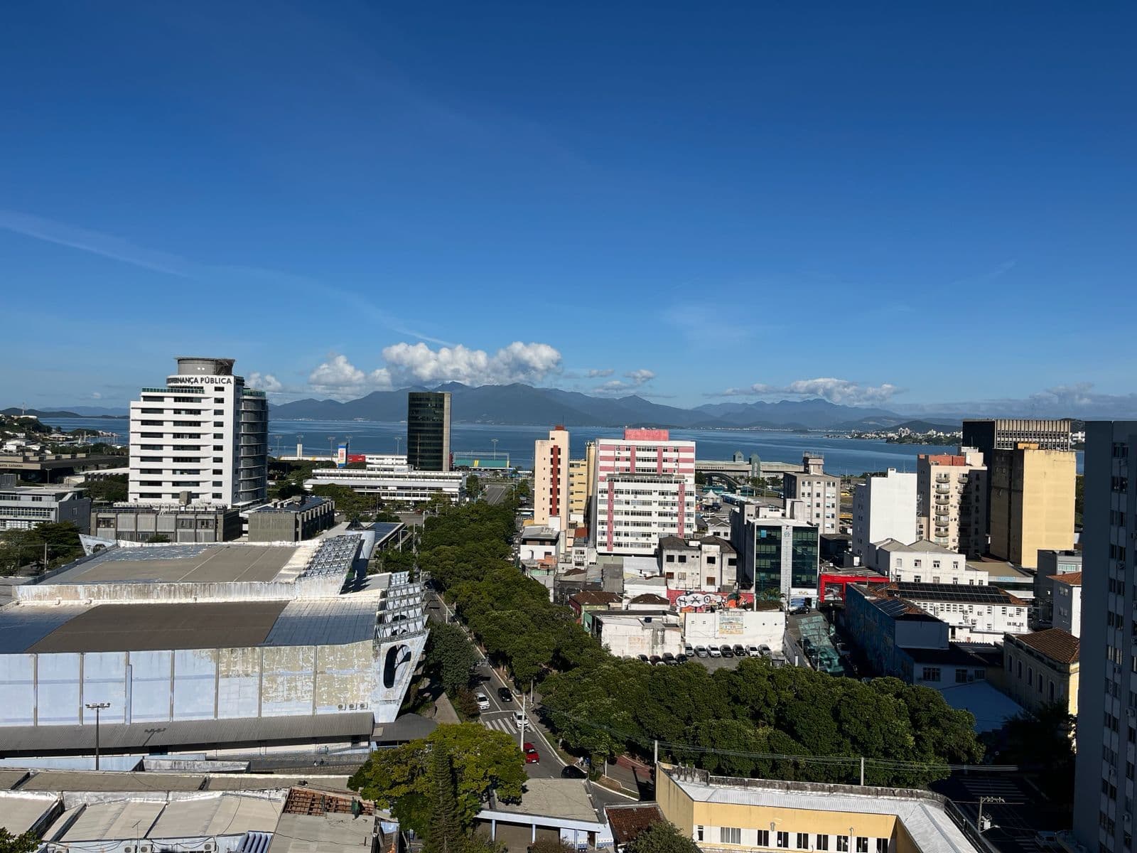 Studio todo reformado e mobiliado, com 1 vaga garagem coberta, andar alto