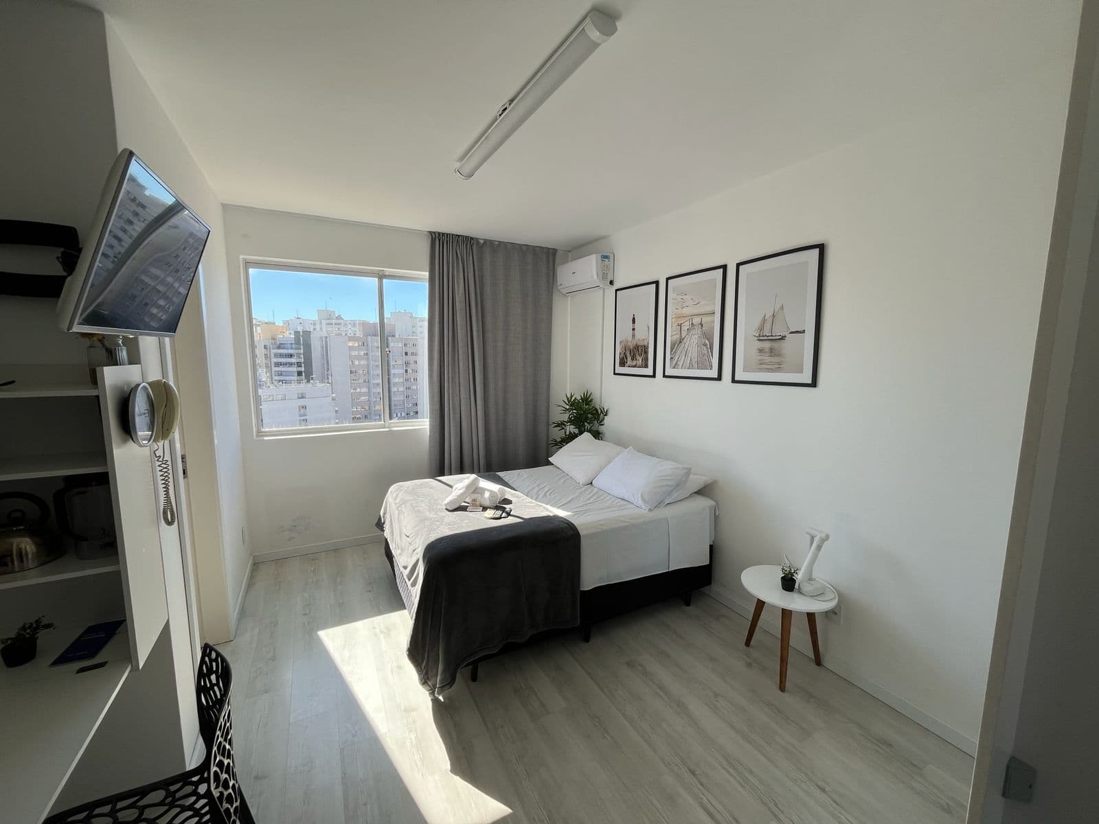 Studio todo reformado e mobiliado, com 1 vaga garagem coberta, andar alto