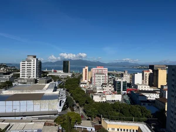Studio todo reformado e mobiliado, com 1 vaga garagem coberta, andar alto