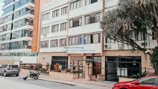 Apartamento no centro, localização privilegiada, 2 dormitórios, suíte e 1 vaga coberta de garagem