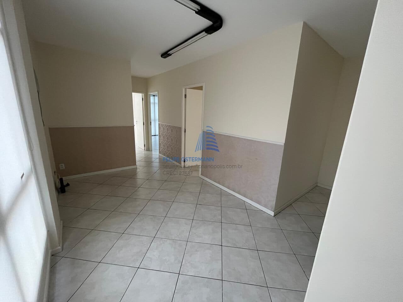 Sala Comercial em Centro, DIRETO COM PROPRIETÁTIO, Florianópolis/SC, 3 ambientes, hall de recepção, copa, depósito e banheiro, com 67 m2 privativos! Aluguel Direto com Proprietário