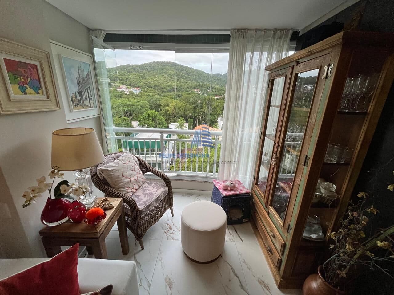 Apartamento de 3 dormitórios, todo reformado e mobiliado, bairro Itacorubi