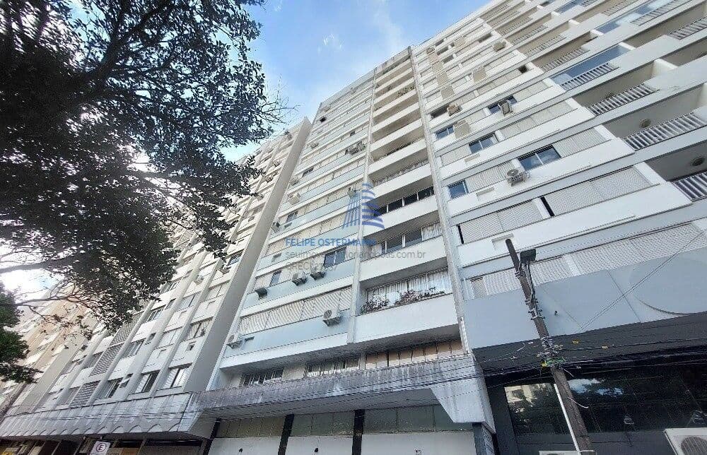 Apartamento no centro, 2 dormitórios, dependência empregada, 2 banheiros,sacada, 1 vaga garagem
