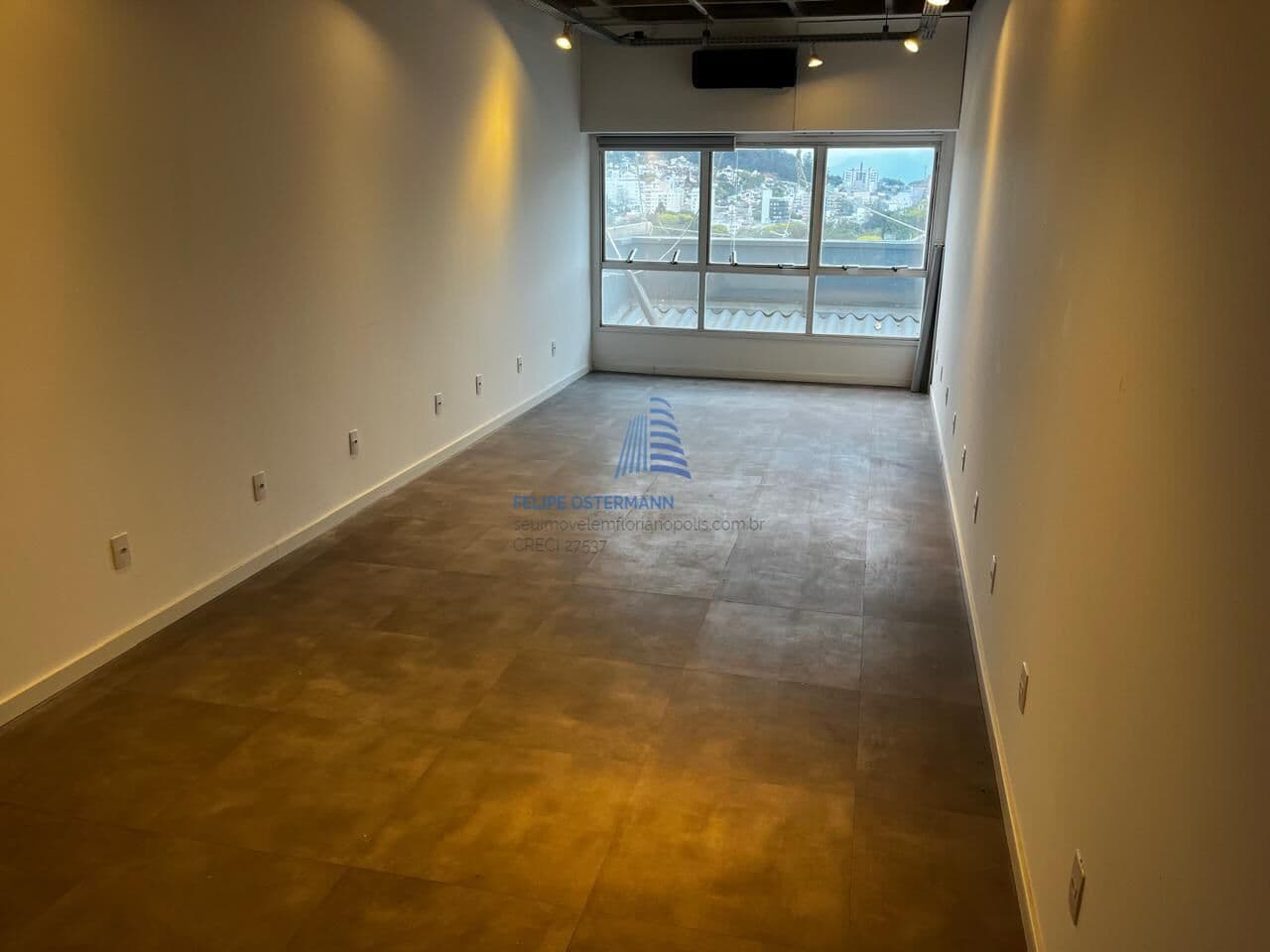 Sala Comercial no Ático, reformada, com 1 vaga de garagem coberta, no bairro Trindade, Florianópolis/SC