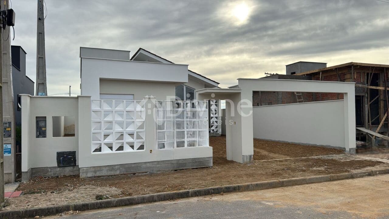 CASA NO LOTEAMENTO ARINO BRESSAN - TITÂNIO