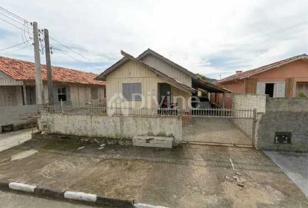 CASA NO CENTRO DE CAPIVARI DE BAIXO