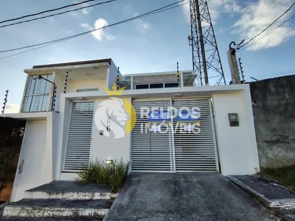 Grande casa ao lado da vila militar