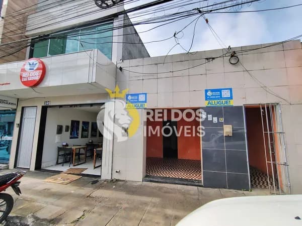 Casa ao lado de avenida principal