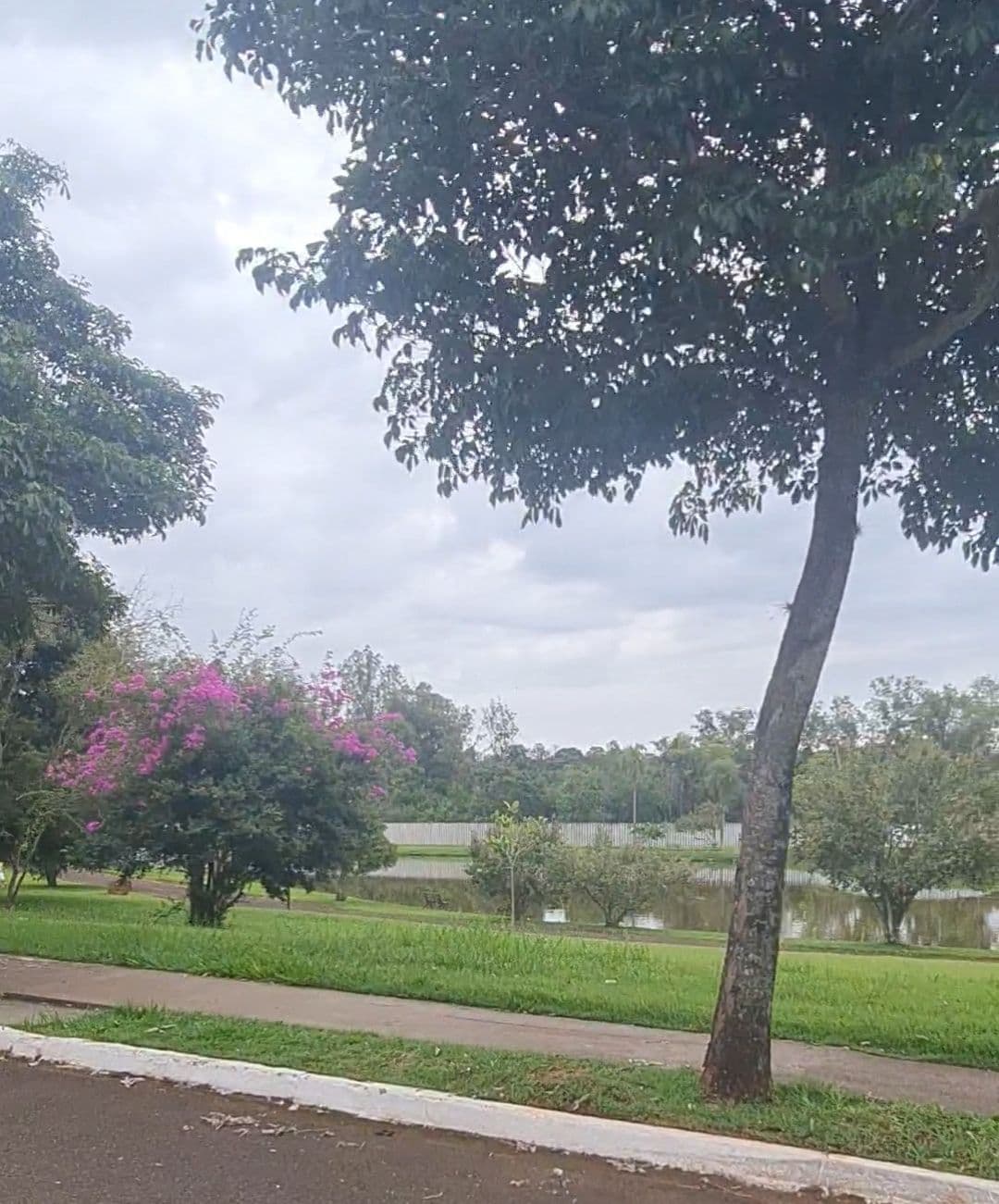 Sobrado à venda - Condomínio Sun Lake - Londrina-PR