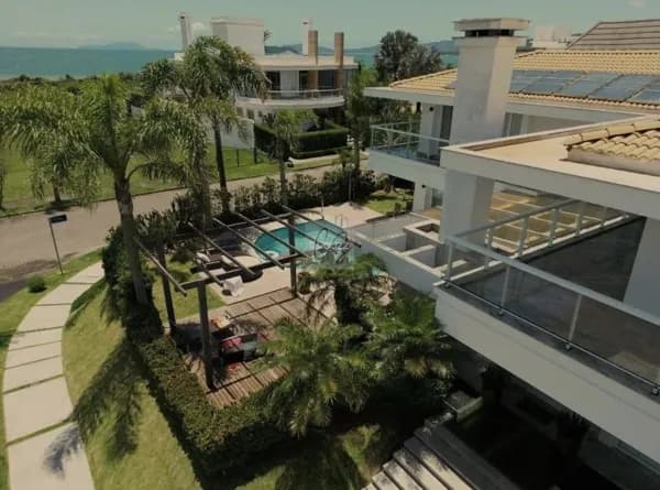 Casa na quadra mar em Jurerê Internacional, Florianópolis