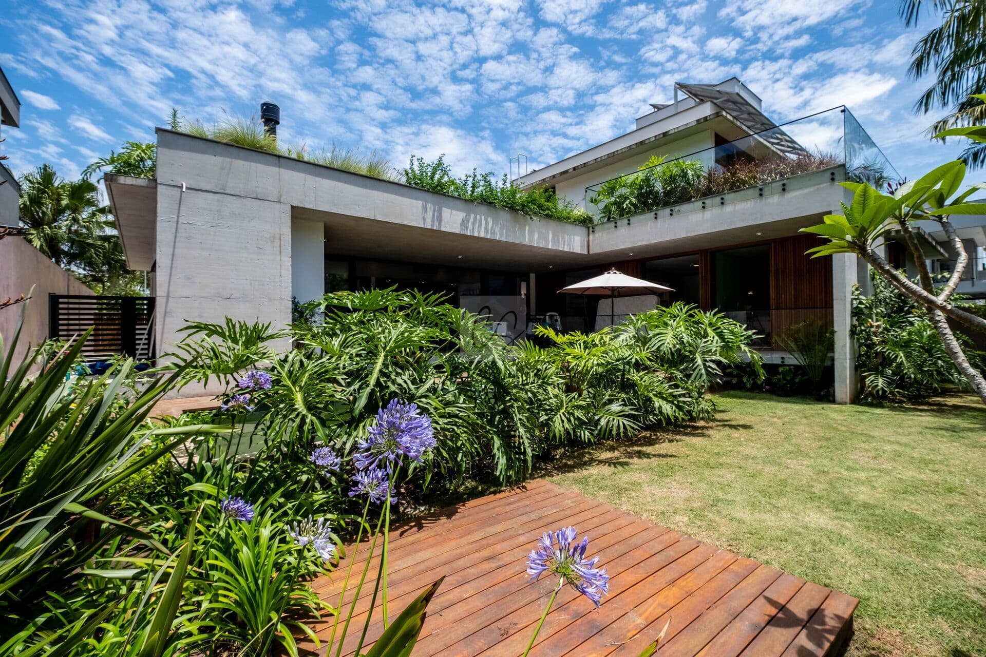 Casa em Condomínio na Cachoeira do Bom Jesus com 4 Suítes