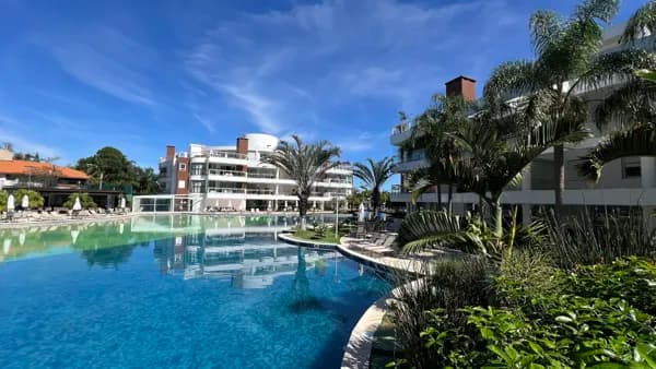 Cobertura com 4 suítes em condomínio Resort na praia da Cachoeira do Bom Jesus, Florianópolis.