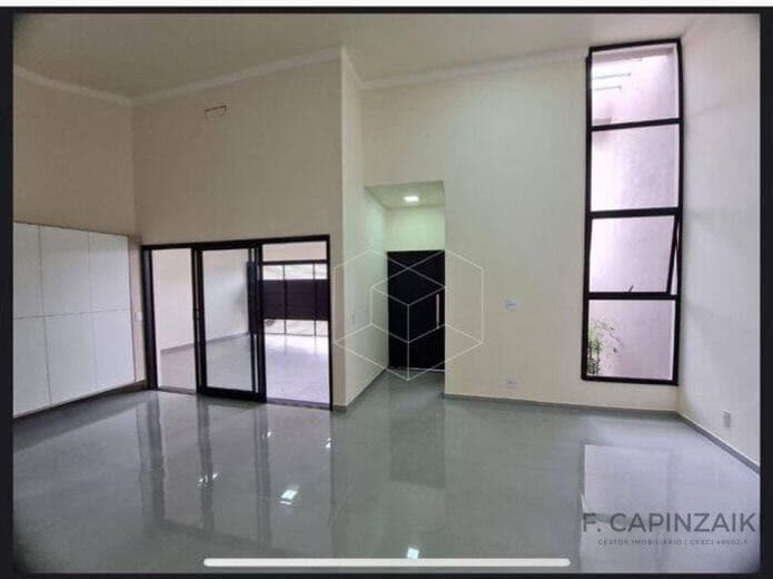 Casa no Condomínio Taiuva