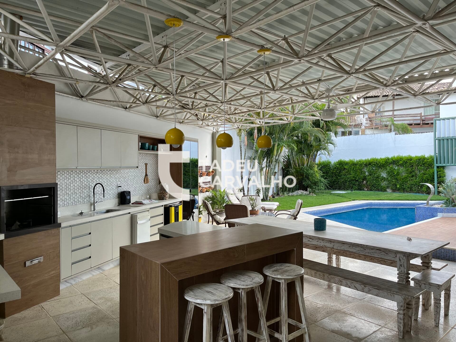 Casa Alto Padrão em Vilas do Atlântico com 4 suítes, espaço gourmet, piscina