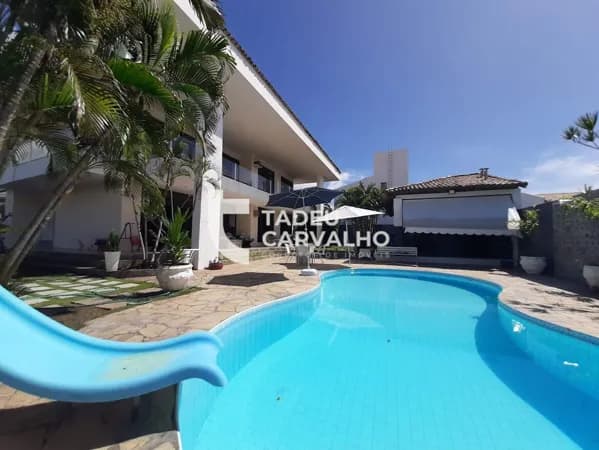 Casa em Condomínio fechado, com 900m2 de terreno, 05 quartos, piscina...