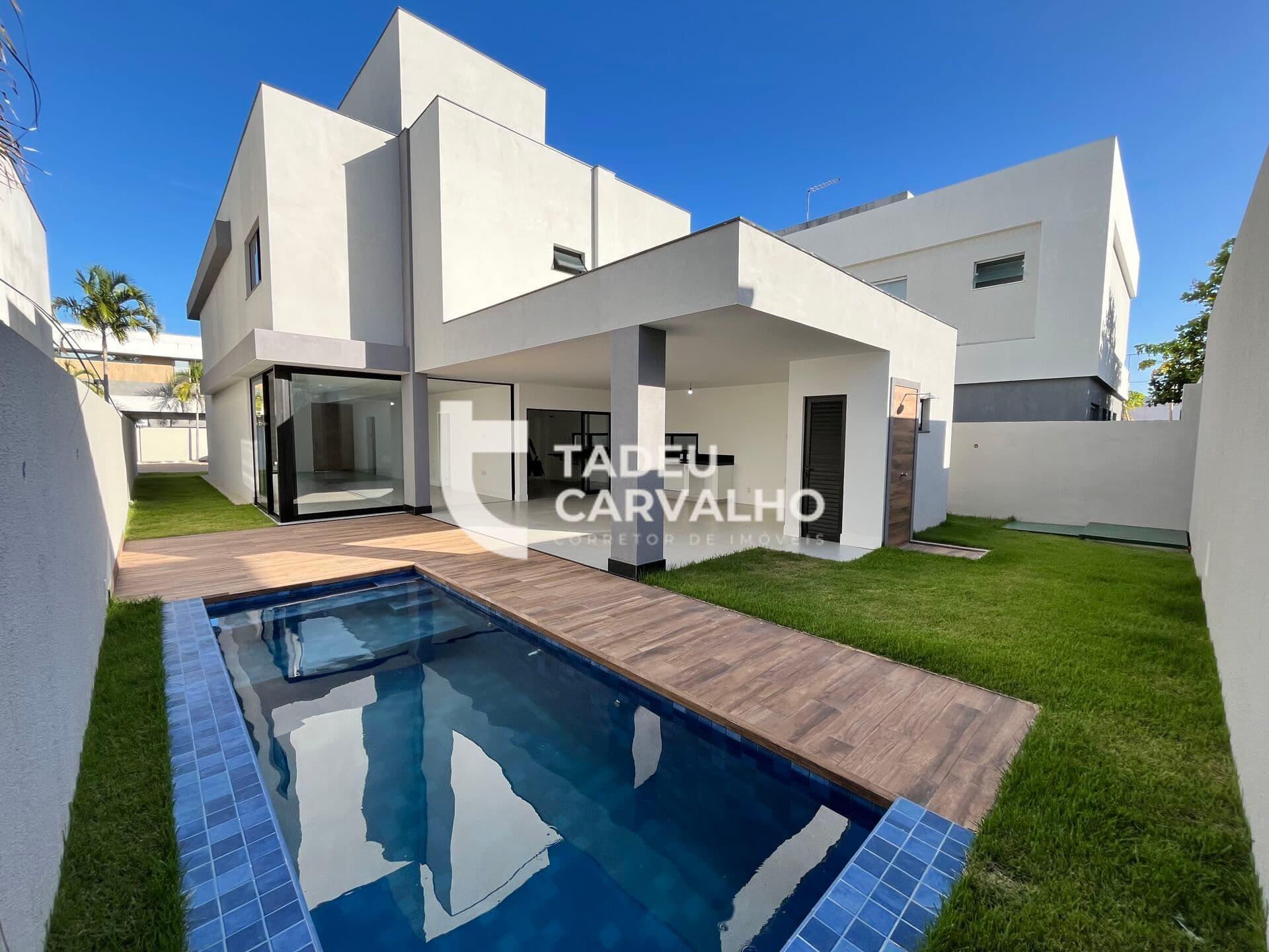 Casa nova com 4 suítes na Av. Prsicila Dutra, em Buraquinho, Lauro de Freitas/BA