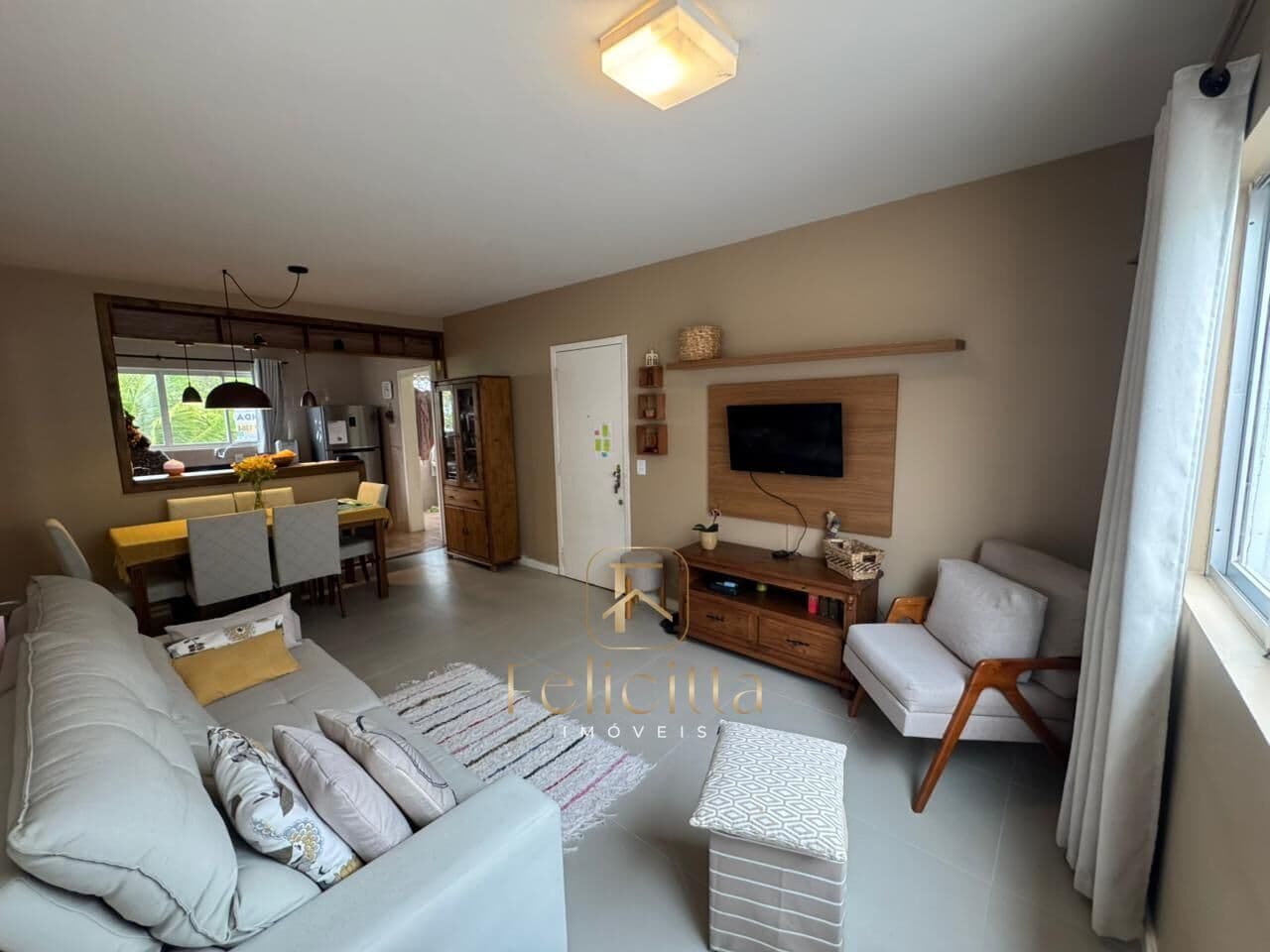 Apartamento com 02 dormitórios 01 suite no bairro Coqueiros em Florianópolis/SC