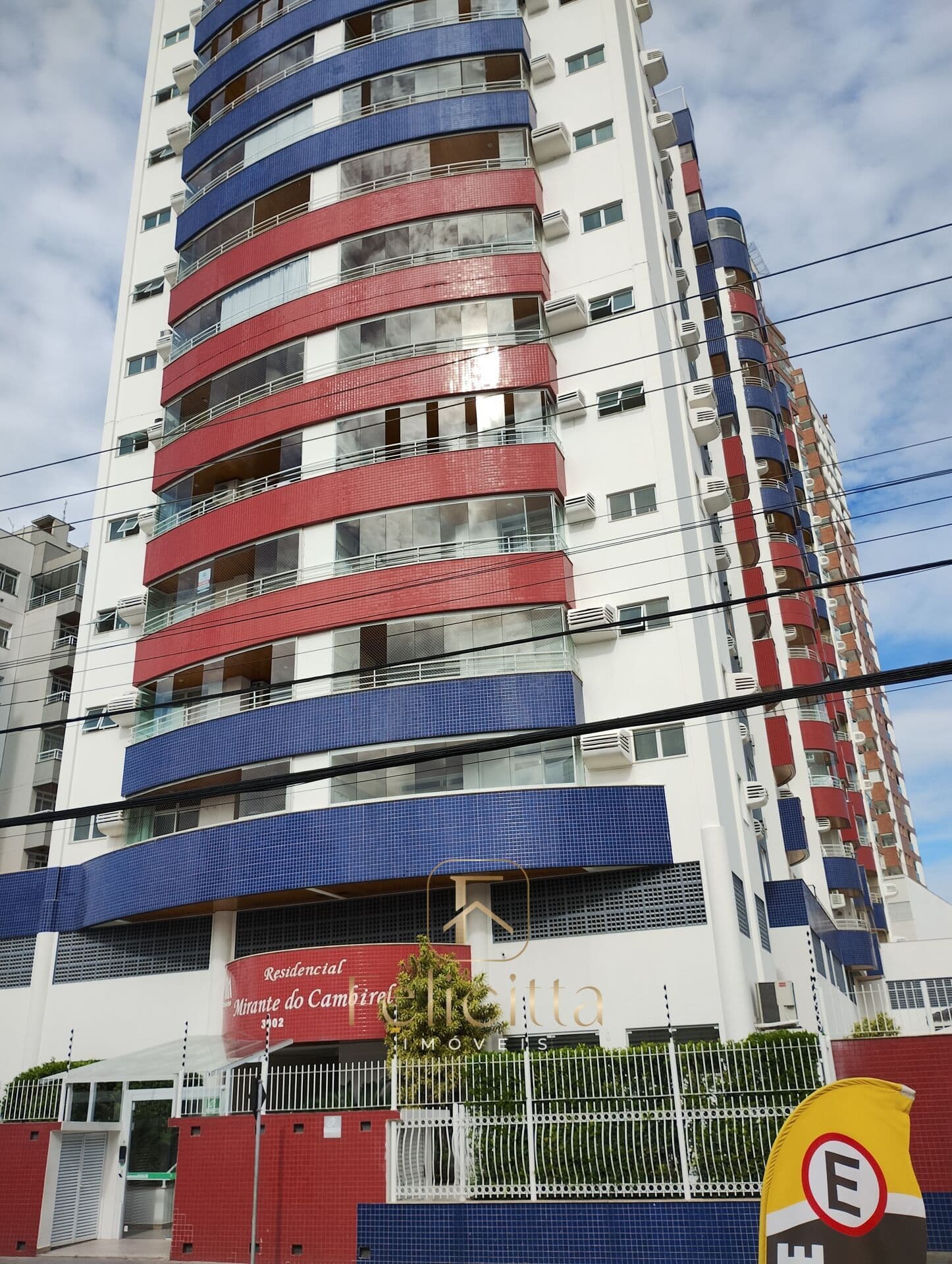 Apartamento com 02 dormitórios no bairro Centro, em Palhoça/SC