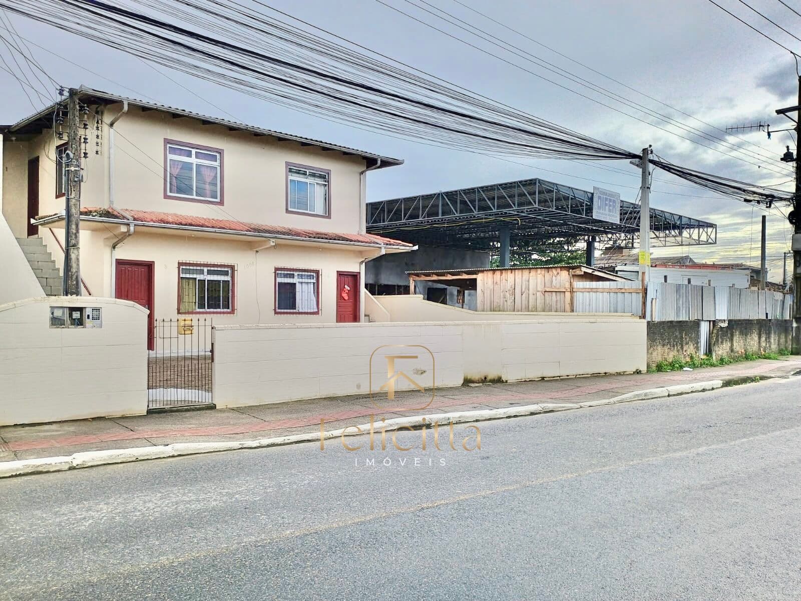 Casa em terreno de esquina no bairro Pacheco em Palhoça/SC!