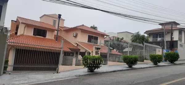 Casa Sobrado com 04 dormitórios 01 suíte em Coqueiros, Florianópolis/SC