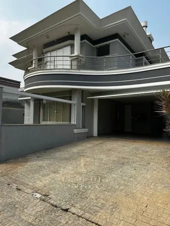 Casa de 04 dormitórios, Porteira fechada, com piscina no bairro Pedra Branca, Palhoça/SC