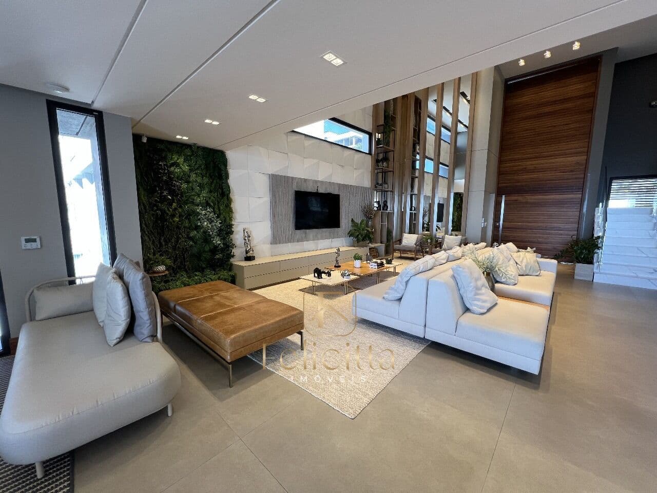 Casa Alto Padrão em condomínio fechado de 4 dormitórios, sendo 04 suítes, mobiliada, 782m², Bosque das Mansões em São José-SC