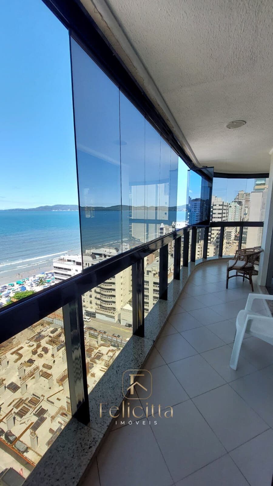 Apartamento com 03 suítes em Meia Praia, Itapema/SC
